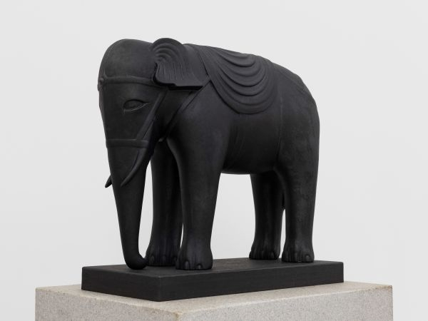 《大象研究》，何翔宇，不锈钢、花岗岩基座，40.5×30.5×163.5cm，2021