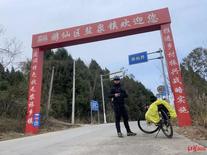 ▲骑行路上的游群超