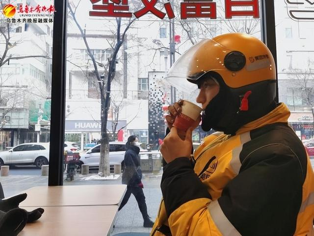 1月16日，外卖员艾木拉·买买提艾力在百富汉堡（中山路店）爱心驿站小憩。记者陈星宇摄