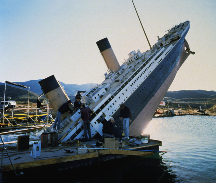 拍摄船难时所用的模型。