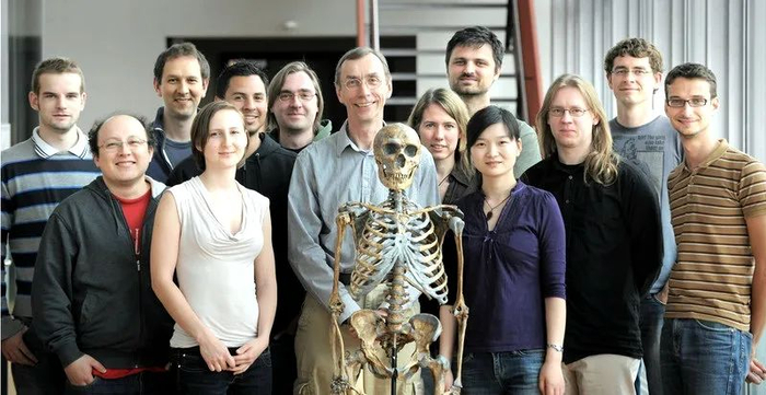 与导师、同学在尼安特人骨架模型前留影，付巧妹供图