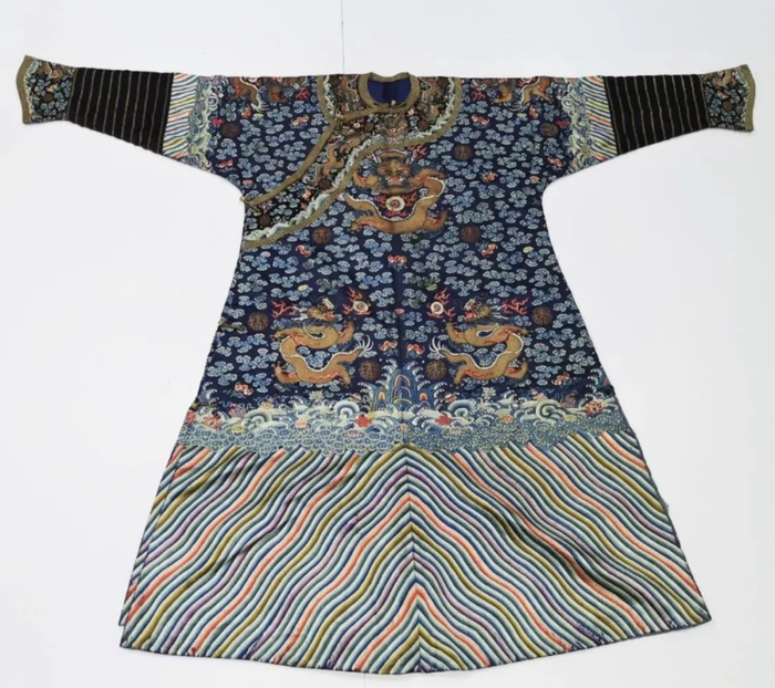 ▲藏青缎地重绣云寿纹龙袍 清