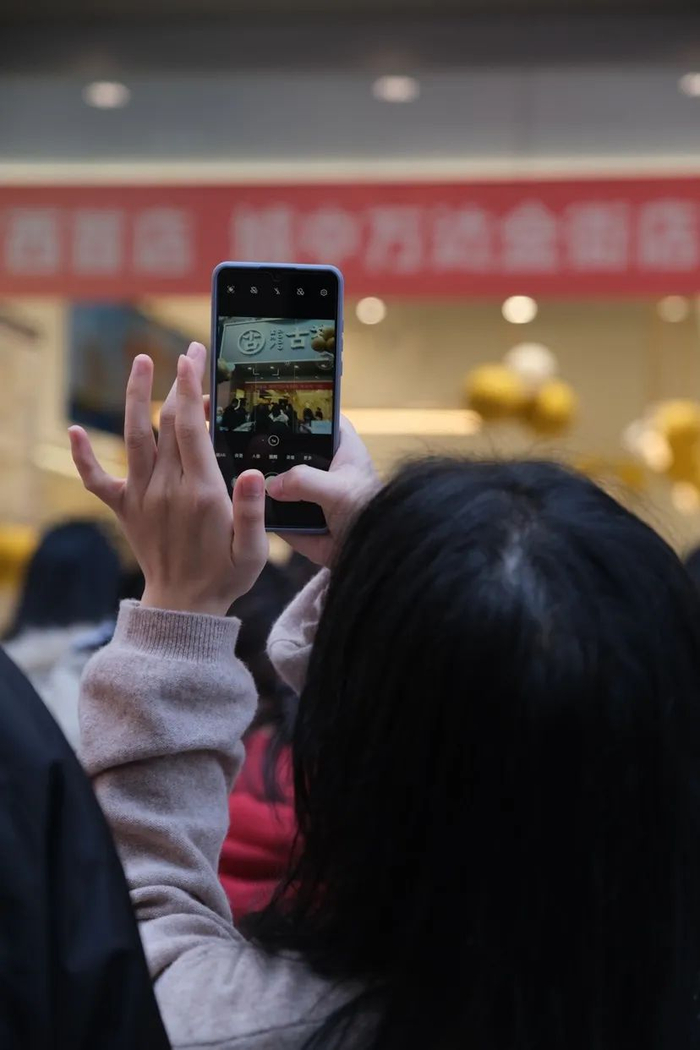 ▲消费者向小伙伴分享古茗门店。（图片来源：古茗）