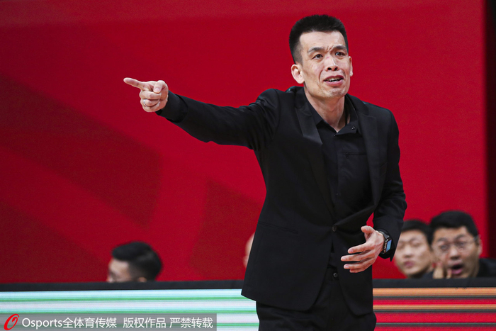 解立彬在场边很焦急。