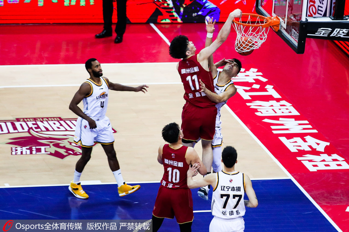 余嘉豪（中）在比赛中暴扣。