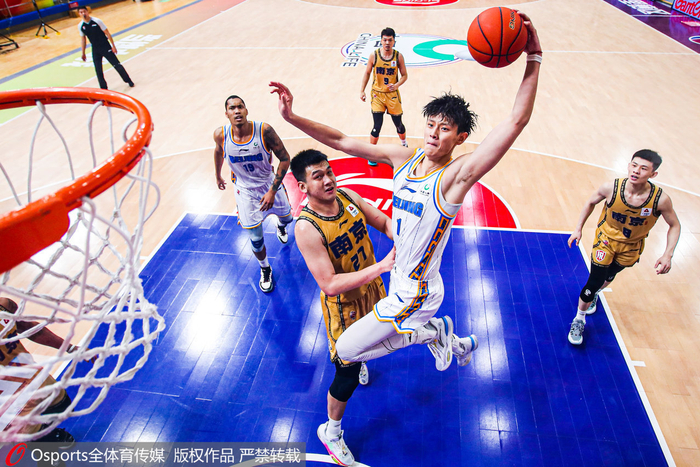 曾凡博在比赛中暴扣。