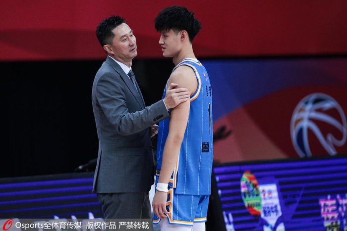 杜锋在场边和曾凡博交流。