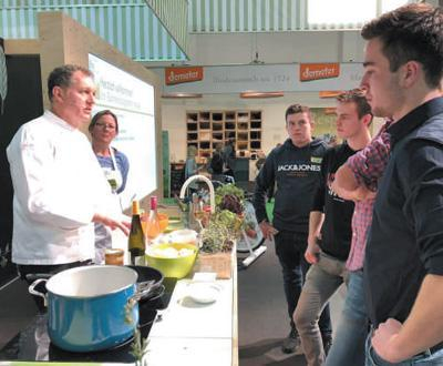 德国餐饮行业学徒正跟主厨交流。人民日报记者 李 强摄