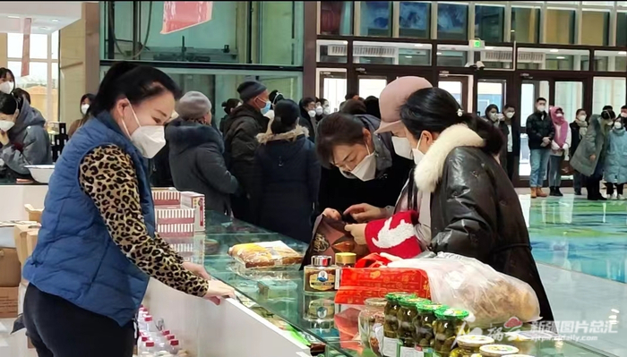 1月12日，阿勒泰市第二届“雪都星空集市”年货节，为群众打造年味十足的消费盛宴。天山网-新疆日报记者 张婷摄