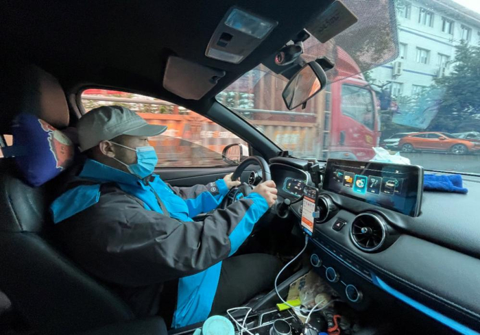 ▲春运期间坚守岗位的肖师傅/图源 高德