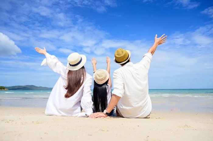 国内游预计将在五一期间迎来小高峰，出入境游完全恢复则仍需一两年时间