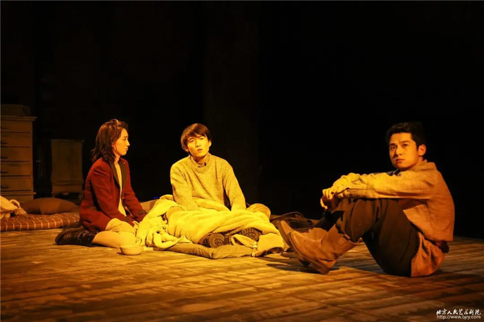 话剧《我可怜的马拉特》 图片来源：北京人民艺术剧院