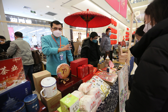 北京望京一商圈内的老字号摊位前，工作人员正在向顾客介绍自家产品。  新京报记者 王子诚 摄