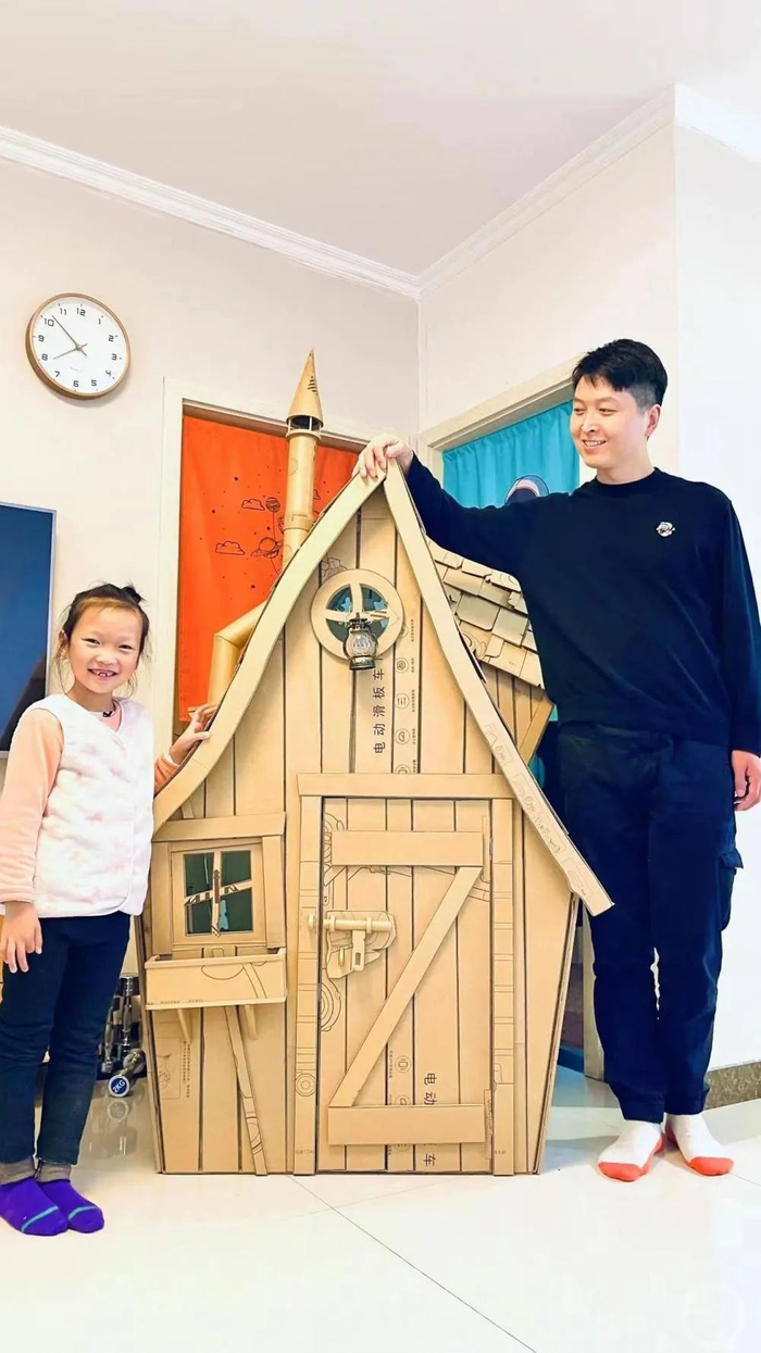 ▲父女共建的精灵房子。