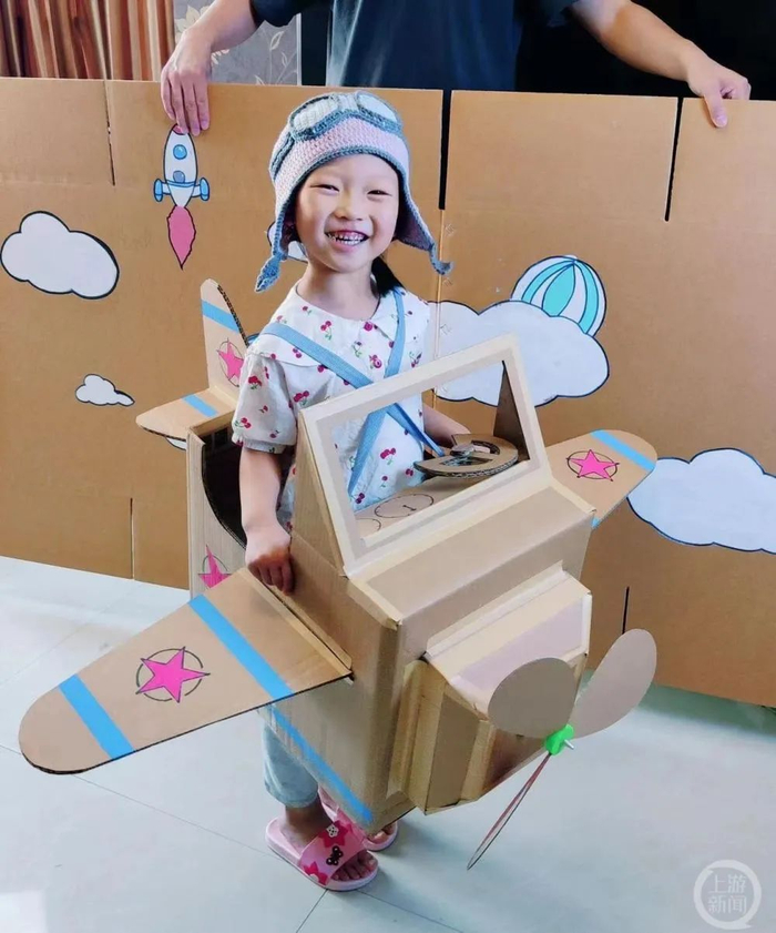 ▲为女儿制作的纸飞机。