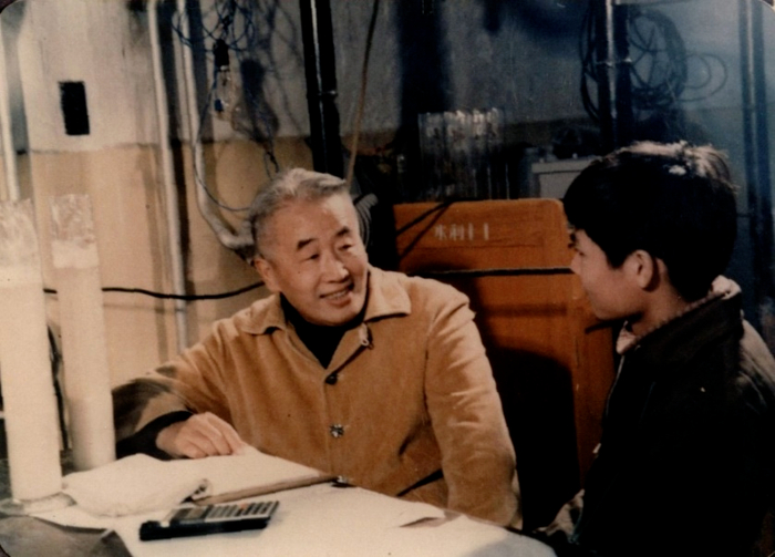 钱宁教授在清华大学指导他的研究生 图源：清华大学档案馆