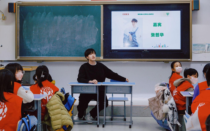 演员张哲华来到新京报小记者活动现场接受小记者们的“群采”。新京报记者 郑新洽 摄