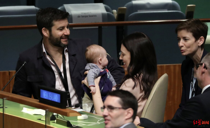 阿德恩带女儿参加联合国大会