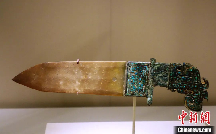 河南安阳殷墟妇好墓出土的玉援青铜内戈。视觉中国供图