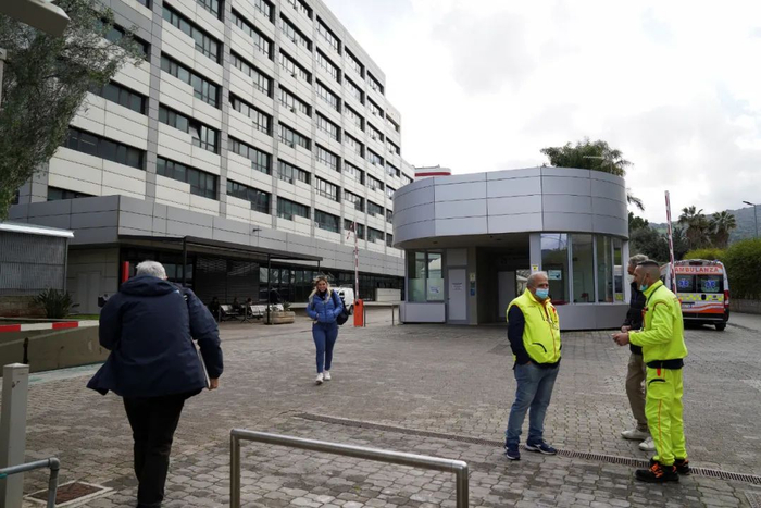 ▲当地时间2023年1月16日，民众在逃犯德纳罗被逮捕的医院外。图/IC photo