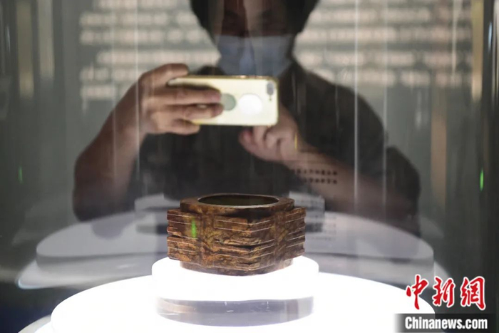在中国国家博物馆展出的良渚文化的玉琮。田雨昊 摄