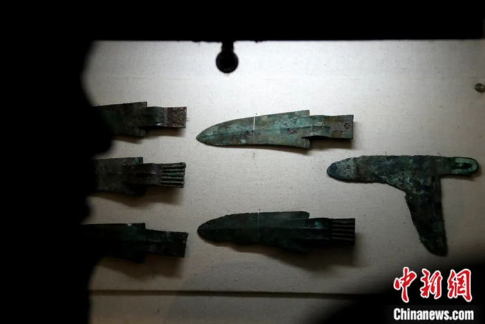 河南安阳殷墟出土的商代最常见的冷兵器铜戈。王中举 摄