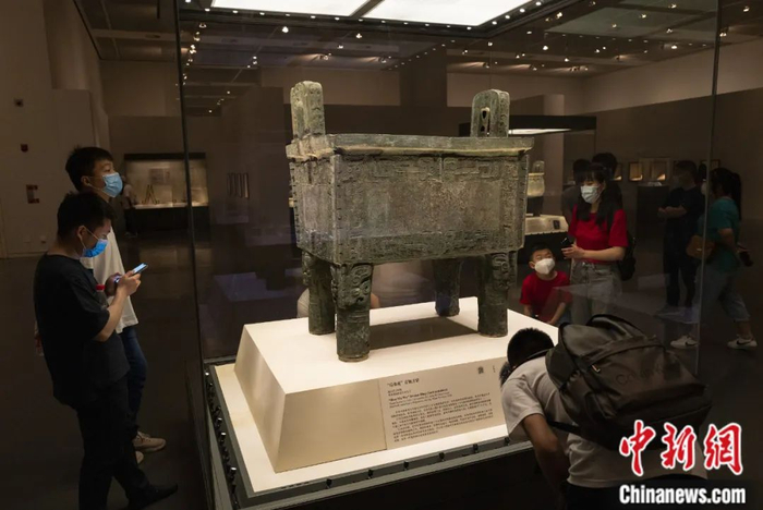 在中国国家博物馆展出的商周后母戊鼎。商后母戊鼎是已知中国古代最重的青铜器，是商周青铜文化的代表之作。侯宇 摄