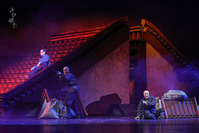 话剧《正红旗下》的舞台区别于以往传统的京味儿戏。  李春光 摄