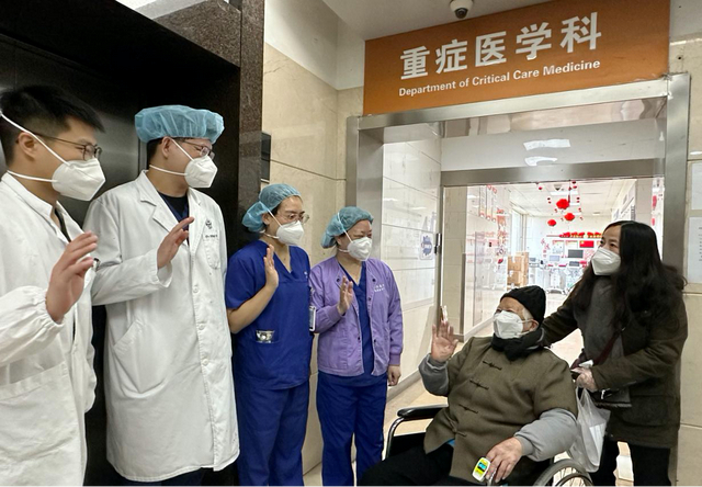 老人在家属的陪同下，康复出院。上海交通大学医学院附属仁济医院 供图