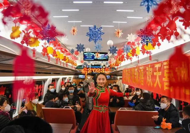 1月14日，在G2457次复兴号列车上，铁路乌兰牧骑队员在表演舞蹈。新华社记者 刘磊 摄