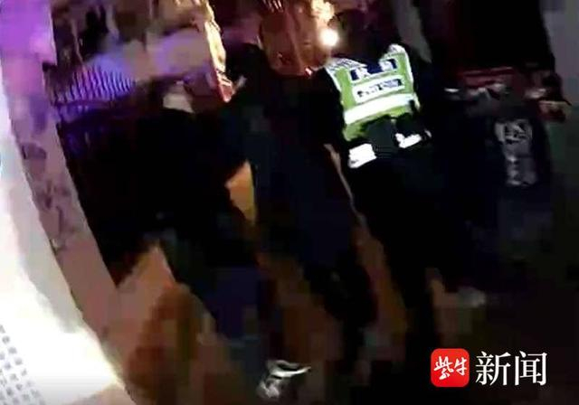图为民警救助醉酒男子