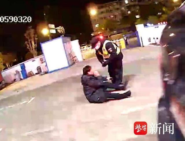 图为民警救助醉酒男子
