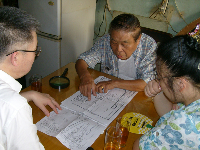 2008年8月，张伟与张晓依采访土山湾老人章俊民