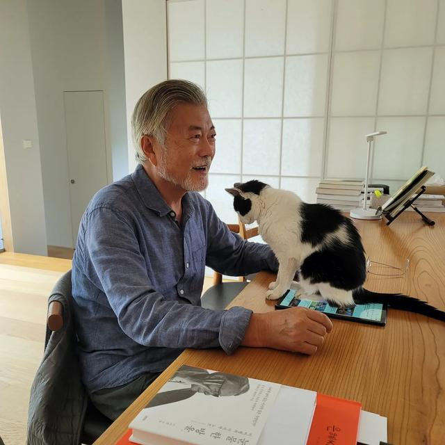 文在寅与宠物猫。 图片来自文在寅facebook 