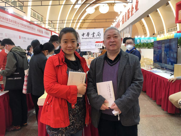 作者与张老师在2022年书展上