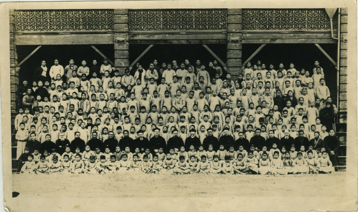 1940年3月19日土山湾孤儿工艺院全院合影（章俊民提供，现藏于土山湾博物馆）