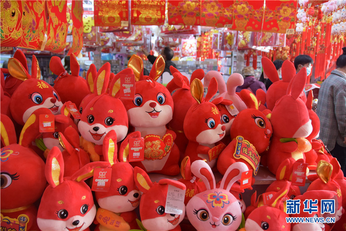 1月14日，云南个旧，市场上的年货“兔元素”满满。新华网发（薛莹莹 摄）