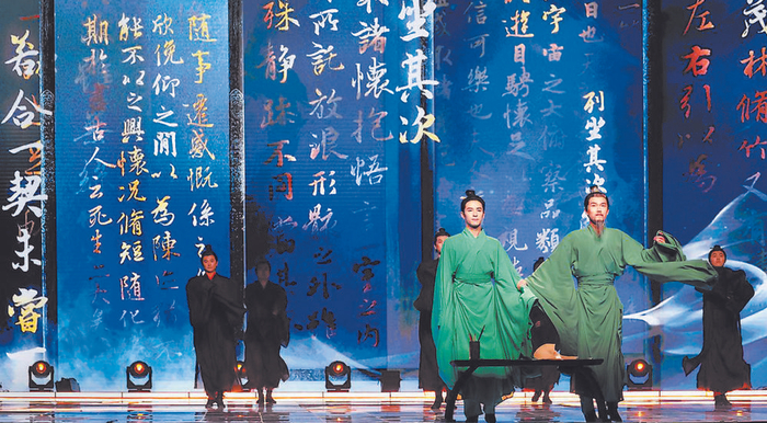     今年央视网络春晚上，舞蹈秀《醉墨淋漓》用AR技术复现王羲之、王献之父子的书法名作，千年文脉在现代科技加持下意蕴深远
