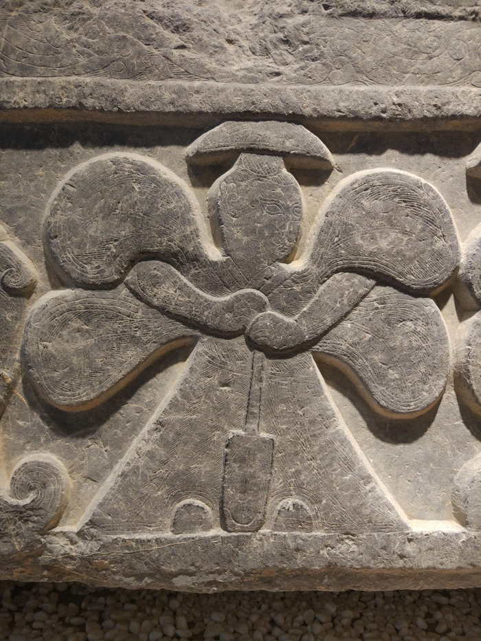 执耒锸大禹，东汉画像石，徐州汉画像石艺术馆藏