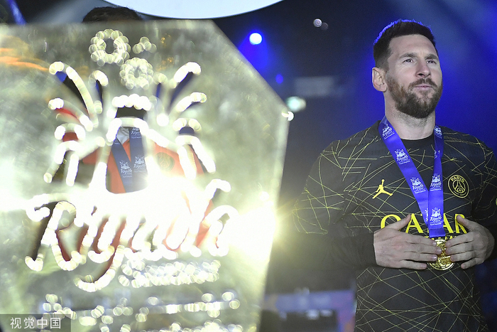 梅西戴上了奖牌。