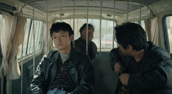 成年庄树（董子健 饰）哪怕当了警察，也是一种蔫蔫的、疏离的状态