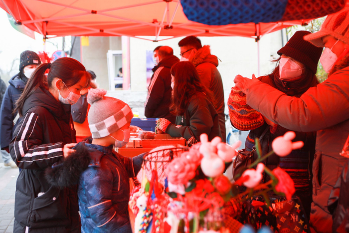 居民在新春义集活动现场选购心仪的商品。朝阳门街道供图