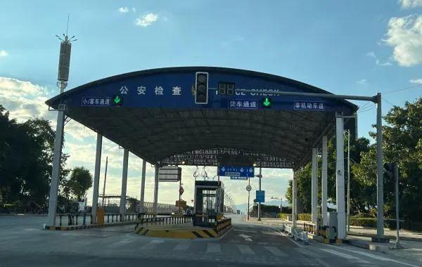 △ 瑞丽姐告大桥桥头的检查站，疫情管控期间，这里跟姐告国门之间进行闭环管理。