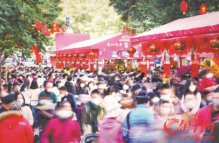 2023年广州越秀区西湖花市开市，吸引众多市民游客打卡 羊城晚报全媒体记者 周巍 刘颖颖 摄