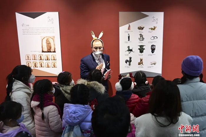 1月14日，北京自然博物馆工作人员为小朋友们讲解十二生肖知识。田雨昊 摄