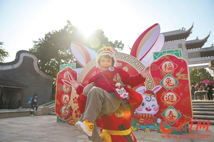 市民在海珠国家湿地公园迎春赏花集市游玩 羊城晚报全媒体记者 蔡嘉鸿 摄