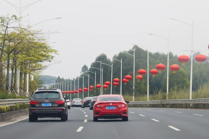 ▲车辆在高速路上行驶。南国早报记者 邹财麟摄