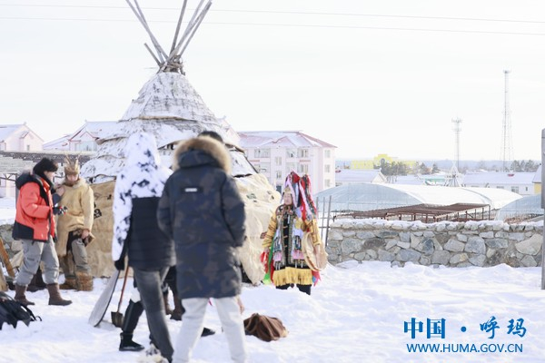 ▲游客在呼玛感受鄂伦春文化。