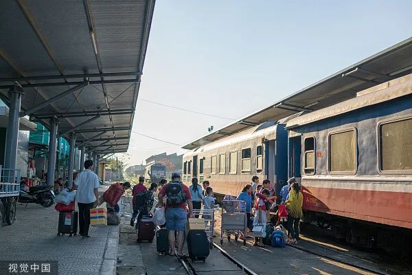 目前，越南铁路客运列车运行时速约80—90公里。图为越南洞海火车站。 图源：视觉中国