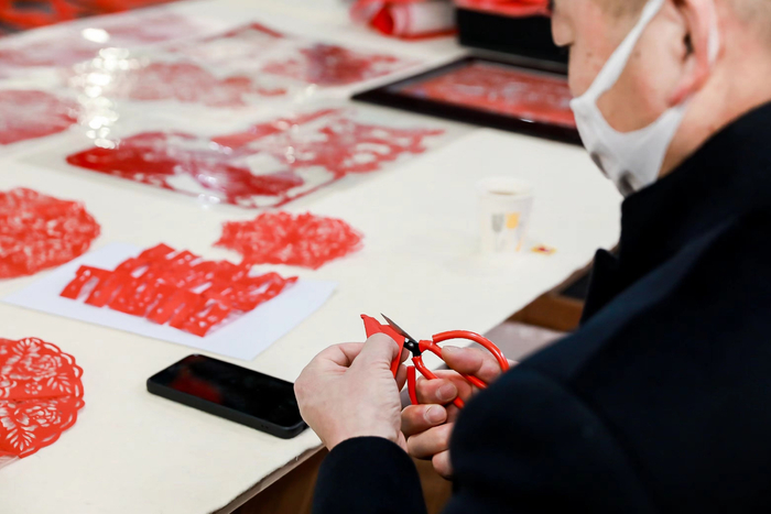 现场展示巧手剪窗花。大兴区委宣传部供图